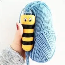 Quel est ce petit appareil permettant de tricoter en rond pour fabriquer des tubes de laine, des tresses, des foulards, etc ?
