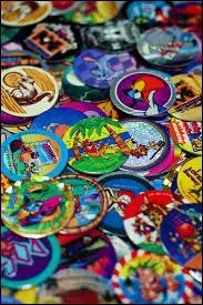 Quelle est cette petite rondelle de carton illustrée qui peut être collectionnée, ou utilisée pour jouer, qui a connu un pic de popularité dans les cours d'écoles durant les années 1995-2000 ?