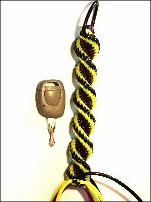 Loisir créatif du début des années 1960, il est utilisé comme porte-clés et est fabriqué à l'aide de tuyaux en plastique souple que l'on tresse :