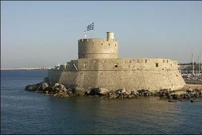 Les Hospitaliers étaient considérés comme des médecins sans frontières. Juste après avoir été chassés de Terre sainte, où se sont-ils installés en premier ?