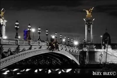 Qui chantait "Hier à Sousse, demain Paris, aucun cadran n'affiche la même heure..." ?