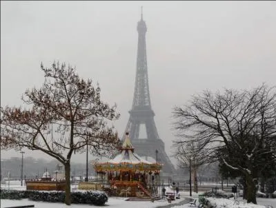 Qui chantait "ça balance pas mal à Paris" ?