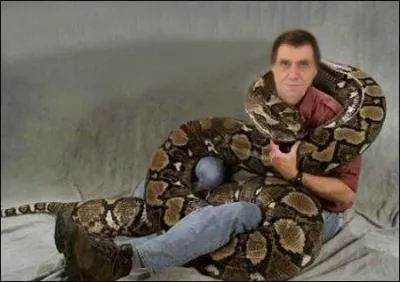 Il s'appelle Médusa, vit aux Etats-Unis et travaille dans le spectacle. Qui est-il ?