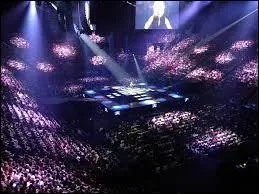 Qui lui a permis de faire sa première partie devant 22 000 personnes ?