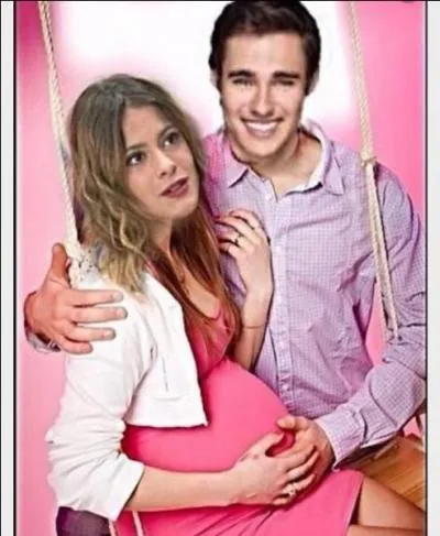 Qui pousse Violetta dans l'escalier ?