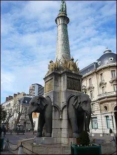Où peut-on admirer la fontaine des Éléphants, surnommée "les quatre sans culs" ?