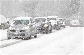 Lors de chutes de neige sur la route lorsqu'on conduit, on peut allumer...