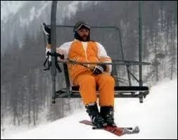 Dans le film "Les Bronzés fond du ski", quel acteur voit-on bloqué sur le télésiège qui chante une nouvelle version de la chanson "Étoile des neiges" ?