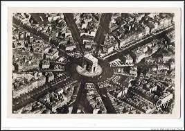 Tant d'étoiles ! La place de l'étoile à Paris est le point de conjonction de douze grandes avenues. Elle a désormais changé de nom et se nomme  ?