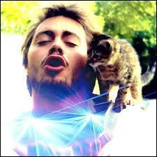 Je fais des vidéos de "5 théories sur...".
Qui suis-je ?