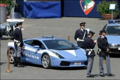 Ca donne envie d'entrer dans la police, non ? Rien que pour piloter cette voiture !