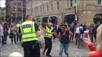 Je n'ai pas encore vu de policiers français danser avec les passants, mais dans le pays du chardon, c'est tout à fait possible !