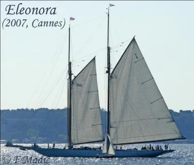 Marine. Mât horizontal sur lequel est fixée une voile aurique :