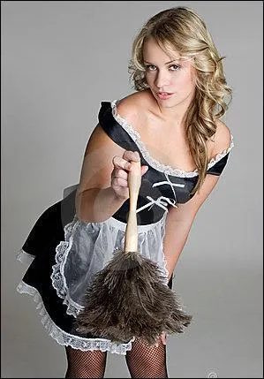 Terme péjoratif. Bonne à tout faire :