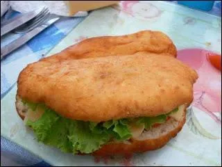 Sandwich antillais dont le pain est frit dans une casserole d'huile de tournesol avant d'être garni :