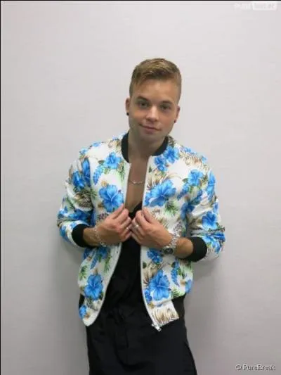 Quel âge a-t-il (en novembre 2015) ?