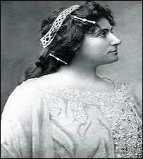 L'issue de ce combat fera de Chimène l'épouse de Rodrigue ou bien l'amante éplorée s'il y succombe. Elle souffre et est à plaindre. Que dit-elle à Elvire ?