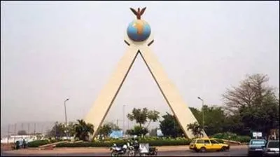 En 2004, le duo Amadou et Mariam nous chante "Dimanche à..." :