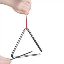 En musique, à quelle famille appartient l'instrument appelé "triangle" ?