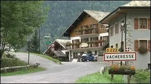 Cette balade se termine à Vacheresse. Commune de l'arrondissement de Thonon-les-Bains, elle se situe en région ...