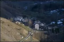 Petit village de 62 habitants, dans l'arrondissement de Foix, Caussou se situe dans le département ...