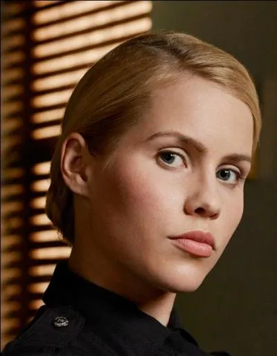 Depuis le 28 mai 2015, elle partage l'affiche de la série télévisée « Aquarius » avec David Duchovny et Gethin Anthony. Quel rôle joue Claire dans cette série policière ?