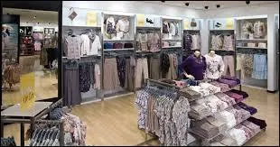 Quel était le nom d'une marque française de vêtements qui connue le succès dans les années 90 avant d'être rachetée par une marque turque ?