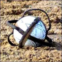 Dans quel sport à cheval, utilise-t-on un ballon spécial muni de 6 anses en cuir ?