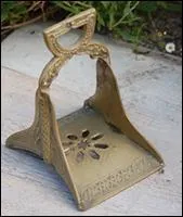 L'équipement a évolué au fil des découvertes et rendait la pratique de l'équitation plus aisée. Que voyez-vous sur la photo ?