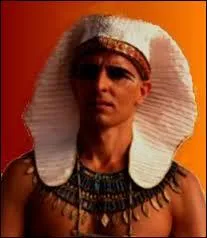 Qui est ce dernier pharaon de la XVIIIe dynastie, ancien général des armées, aimé de ses soldats, personnage ambitieux et doté d'une grande volonté ?