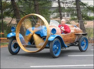 Et voici un "Helicron" de 1932, et c'est d'ailleurs le seul qui n'ait jamais existé, retrouvé au fond d'un hangar en l'an 2000 : mais où donc ?