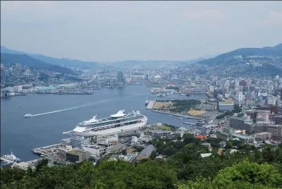 "Nagasaki" fut la première ville japonaise détruite par la bombe atomique lancée le 6 août 1945.