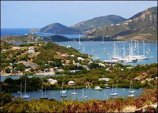 "Antigua-et-Barbuda", État des Antilles, est situé au sud de la Martinique.