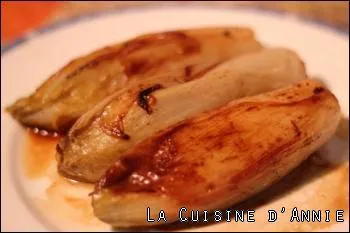 La culture des "endives" se fait dans des serres chaudes, humides et lumineuses.