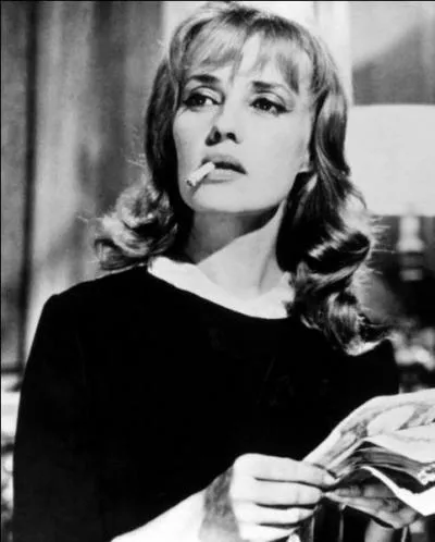 Les débuts sur scène de Jeanne Moreau se firent :