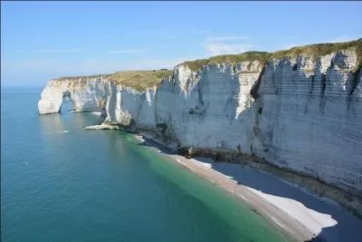 Vers quelle ville normande, peut-on voir ces célèbres falaises blanches ?