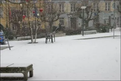 Qui nous chante : 'Je suis le dauphin de la place Dauphine
Et la place Blanche a mauvaise mine... ?