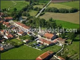 Nous passons au-dessus de Croismare. Village lorrain, dans le Lunévillois, il situe dans le département ...
