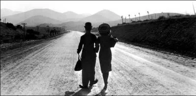 1940 - Après plus de 41 ans de vie aux Etats-Unis, que reproche-t-on à Charlie Chaplin pour qu'il soit obligé de se réfugier en Suisse ?