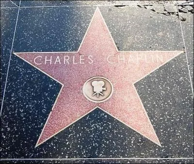 Que peut-on trouver à l'effigie de Charlot quand on se balade sur le Walk of Fame d'Hollywood ?