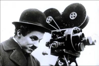 1923-Quelle fut la particularité de son tout premier long métrage dénommé " L'opinion publique" qui fut à la fois un drame et un échec commercial ?