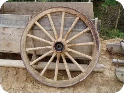 3500 ans avant JC, ils eurent l'idée de percer un trou au centre d'une forme ronde, et d'y placer un axe, ainsi naquit ce qui allait devenir la roue et changer fondamentalement notre destinée, qui étaient-ils ?