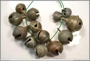 On sait que l'on met un grelot au cou du chien, au cou d'autres animaux mais en musique, o&ugrave; les attache-t-on ?