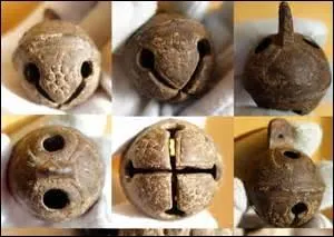 Qu'est-ce qui peut bien encore &ecirc;tre en forme de grelot, chez la merci&egrave;re ?