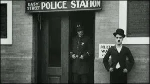 « Charlot policeman » - Comment Charlot neutralise-t-il le plus grand bandit du quartier dont il a la charge ?