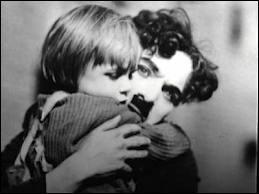 « The Kid » - Pendant combien d'années le personnage incarné par Chaplin élève-t-il ce garçonnet ?
