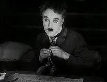 « La Ruée vers l'or » - De qui Charlot tombe-t-il plus ou moins amoureux ?