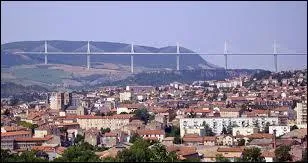 Nous partons à la découverte de Millau. Connue pour son viaduc (en arrière plan), cette ville, dont le territoire communal s'étend au cur des Grands Causses, se situe en région ...