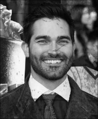 Il joue le rôle de Derek Hale, l'ancien alpha de la saison 2 qui appartenait auparavant à son oncle, Peter.