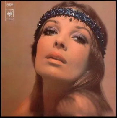 Voici les paroles d'une chanson intitulée « L'amandier » : « Mon cousin possède un amandier, trois ou quatre pieds de vigne, sur le dos de la colline et quelques moutons par-ci par-là. Je vais y cueillir l'amande, le raisin et la lavande, le soir, avant de rentrer chez moi ». Quelle est l'interprète de cette chanson ?